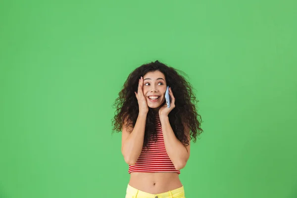 Foto de mulher atraente sorrindo e falando no isol do telefone celular — Fotografia de Stock