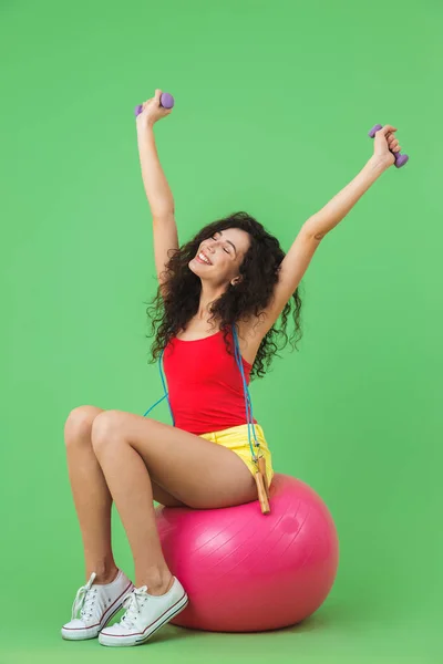 Wizerunek sportowej kobiety siedzącej na kuli fitness podczas aerobiku AG — Zdjęcie stockowe