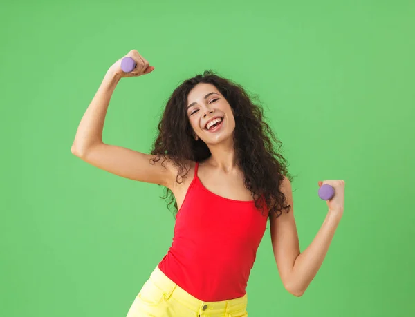 Porträtt av kaukasiska flicka gör sport och lyfta vikter Mo — Stockfoto