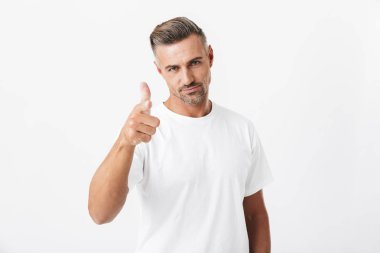 Rahat t-shirt sh giyen kıl ile yakışıklı adam 30s görüntü