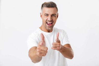 Rahat t-shirt gösterisi giyen kıl ile neşeli adam 30s görüntü