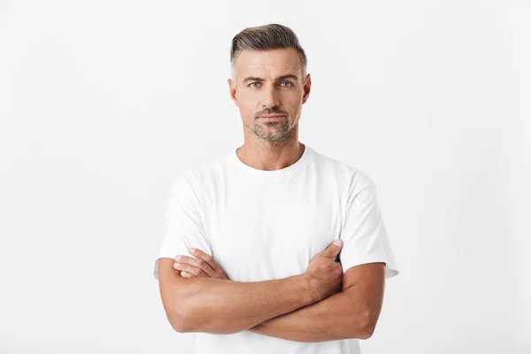 Imagen del hombre sin afeitar de 30 años con cerdas con camiseta casual po —  Fotos de Stock