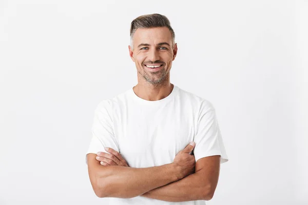 Rahat t-shirt giyen kıl ile iyimser adam 30s görüntü — Stok fotoğraf