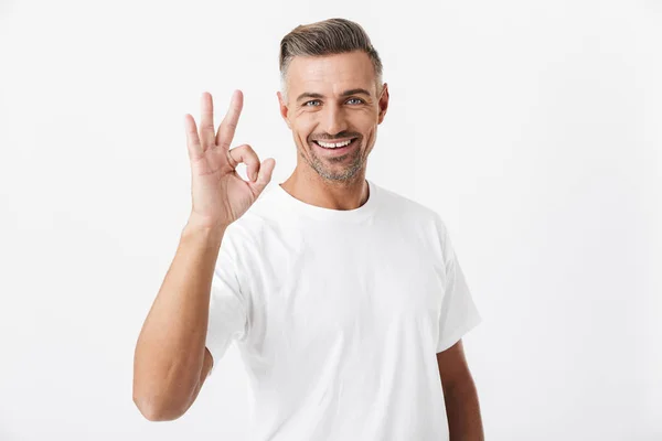 Bild eines brünetten Mannes in den 30er Jahren mit Borsten in lässigem T-Shirt — Stockfoto