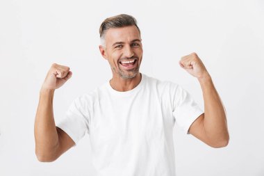 Rahat t-shirt s giyen kıl ile bıyıklı adam 30s görüntü