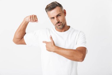 Rahat t-shirt s giyen kıl ile Kafkas adam 30s görüntü