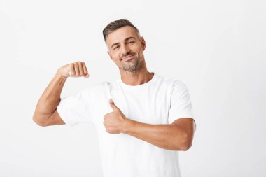 Rahat t-shirt giyen kıl ile başarılı adam 30s görüntü 