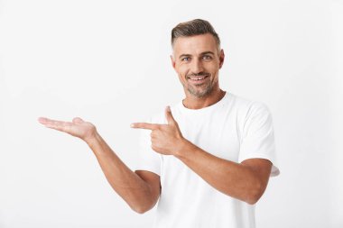 Rahat t-shirt giyen kıl ile çekici adam 30s görüntü 