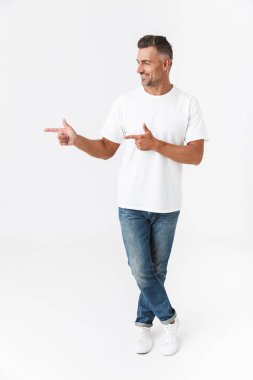 Yakışıklı bir rahat adam tam uzunlukta portre