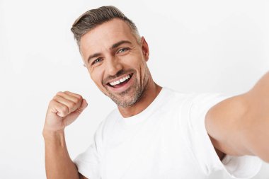 Rahat t-shirt seyir o giyen neşeli adam 30s görüntü