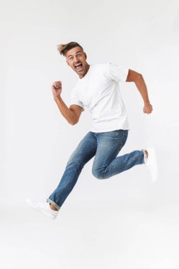 Rahat t-shirt ve j giyen neşeli adam 30s tam uzunlukta görüntü