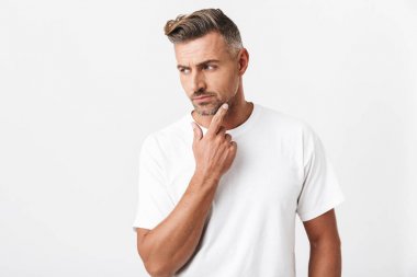 Yakışıklı dalgın rahat adam ayakta