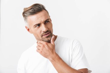 Yakışıklı dalgın rahat adam ayakta