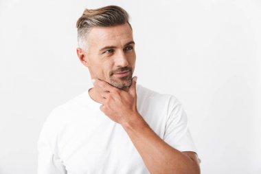 Yakışıklı dalgın rahat adam ayakta