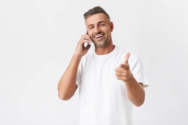 Rahat t-shirt tutarak akıl giyen neşeli adam 30s görüntü