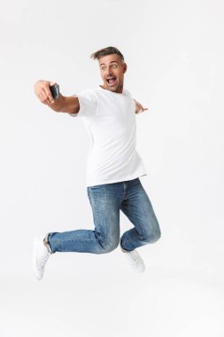 Rahat t-shirt hol giyen tüylü adam 30s tam uzunlukta görüntü