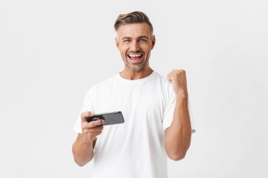 Smartph kullanarak rahat t-shirt giyen başarılı adam 30s görüntü