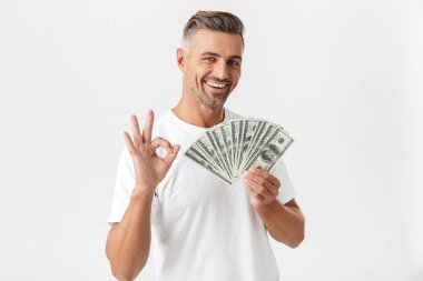 Gündelik t-shirt gülümseyen ve hol giyen Avrupa adam 30s görüntü