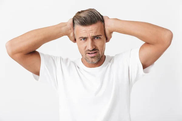 Imagen del hombre sin afeitar de 30 años con cerdas con camiseta casual po — Foto de Stock