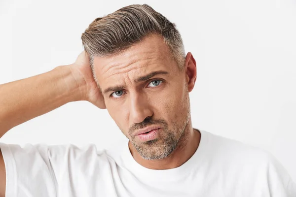 Imagen del hombre caucásico de 30 años con cerdas llevando camiseta casual g — Foto de Stock