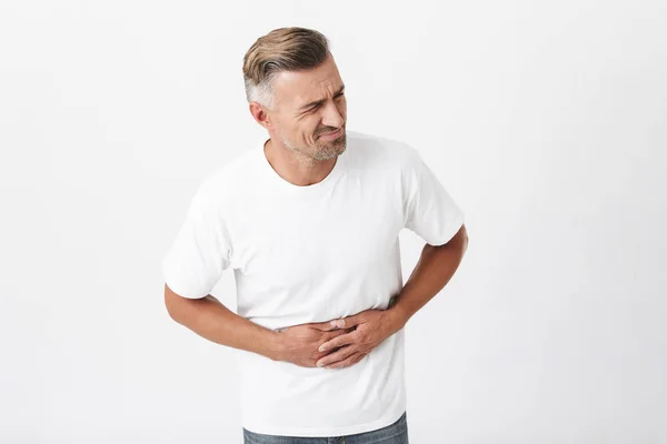 Imagen del hombre adulto de 30 años con cerdas que usan un toque casual de camiseta — Foto de Stock