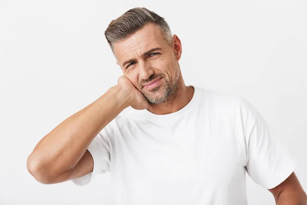 Imagen de hombre europeo de 30 años con cerdas llevando camiseta casual a —  Fotos de Stock