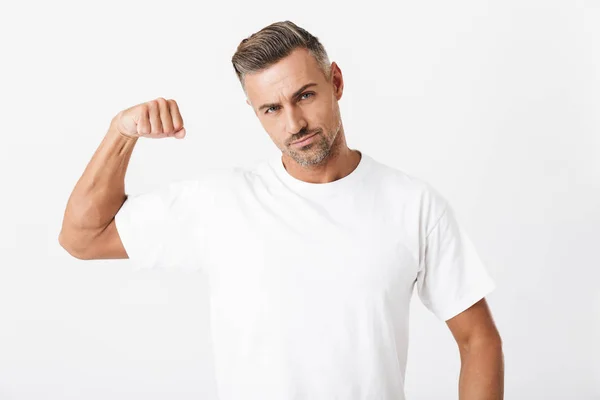 Εικόνα του ώριμου ανθρώπου 30s με το χέρι φορώντας casual t-shirt σόου — Φωτογραφία Αρχείου