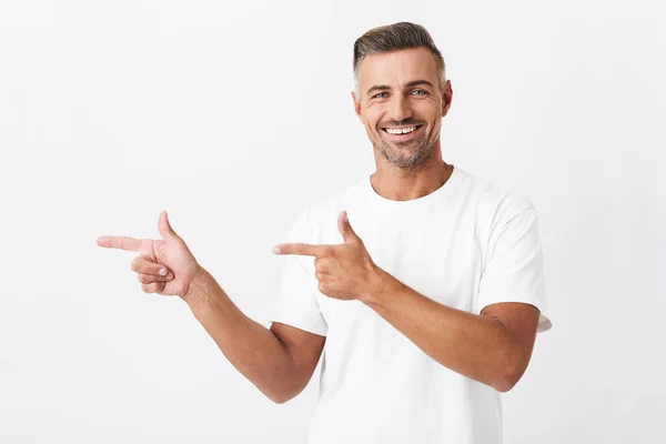 Obraz uśmiechniętego mężczyzny 30s z włosia noszenia casual t-shirt POI — Zdjęcie stockowe
