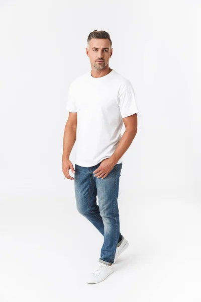 Longitud completa de la imagen de hombre sexual de 30 años con camiseta casual y j — Foto de Stock