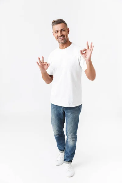 Retrato de cuerpo entero de un guapo hombre casual — Foto de Stock