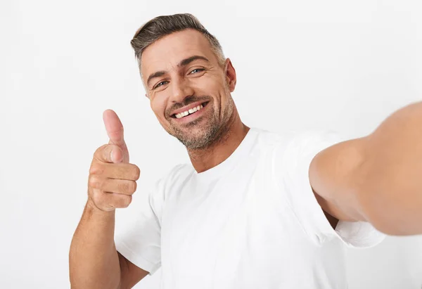 Obraz rozený vzrušeného muže, 30, oblečený v neformálním tričku — Stock fotografie
