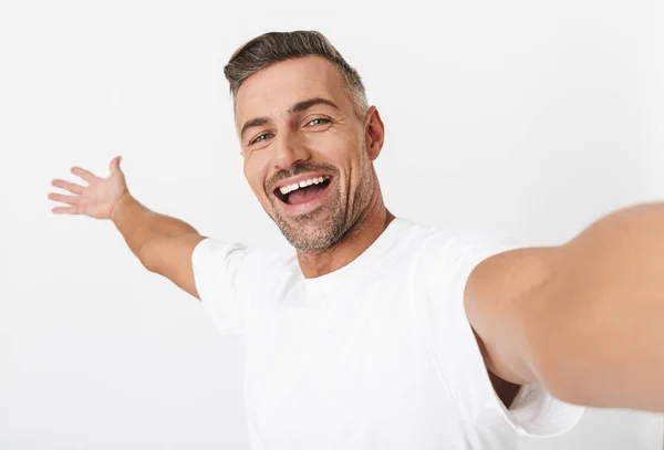 Imagem close-up de homem feliz 30 anos vestindo t-shirt casual olhando — Fotografia de Stock