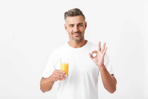 Imagen del atractivo hombre de 30 años con cerdas llevando camiseta casual — Foto de Stock