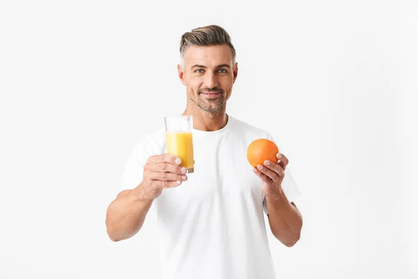 Imagen de un hombre exitoso de 30 años con cerdas usando una camiseta casual —  Fotos de Stock