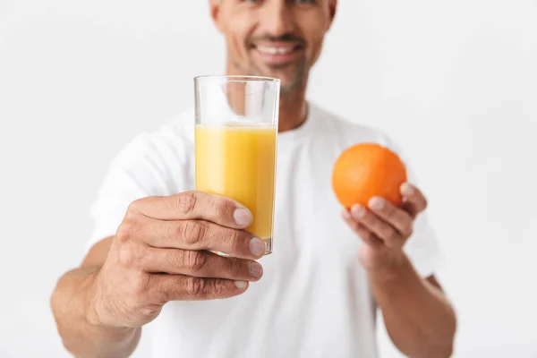 Bild von positivem Mann 30 mit Borsten in lässigem T-Shirt — Stockfoto