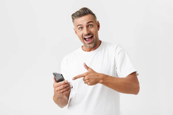 Imagem do homem otimista dos anos 30 vestindo t-shirt casual regozijando whi — Fotografia de Stock