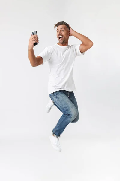 Image pleine longueur de joyeux homme trentenaire portant casual t-shirt hol — Photo