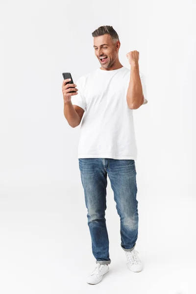 Imagen de longitud completa del hombre alegre de 30 años con camiseta casual y — Foto de Stock