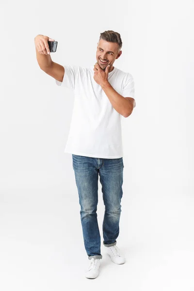 Imagen de longitud completa del hombre positivo de 30 años con camiseta casual y — Foto de Stock