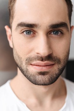 Yakışıklı bir genç adam yakın çekim