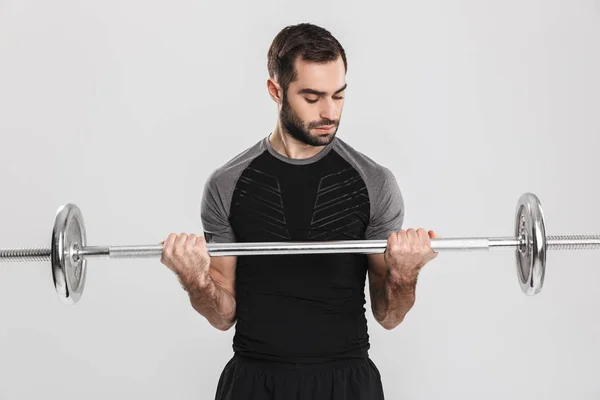 Jovens esportes fitness homem isolado sobre fundo da parede branca fazer exercícios com barra . — Fotografia de Stock