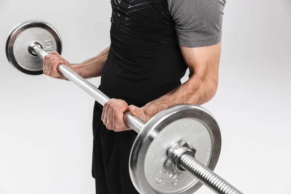 Jonge sport fitness man isoleren over witte muur achtergrond maken oefeningen met barbell. — Stockfoto