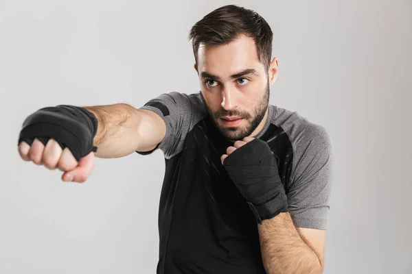 Esportes fitness homem boxer isolar sobre fundo da parede branca fazer exercícios . — Fotografia de Stock