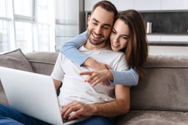 Bu yüzden otururken birlikte laptop kullanarak samimi çift görüntü