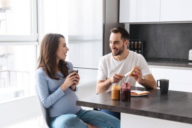 Neşeli aile mutlu adam ve hamile kadın portait BRE sahip