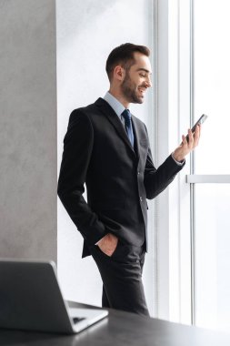 Emin genç Amn elbise giyiyor