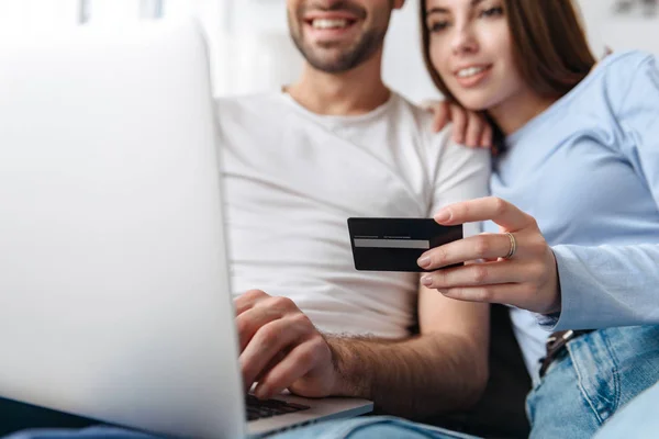 Εικόνα του αισιόδοξο ζευγάρι που χρησιμοποιεί φορητό υπολογιστή και πιστωτική κάρτα μαζί — Φωτογραφία Αρχείου