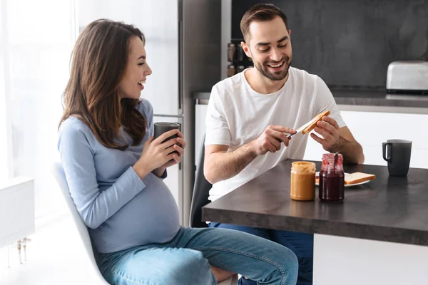 Portait de familia caucásica feliz hombre y mujer embarazada teniendo — Foto de Stock