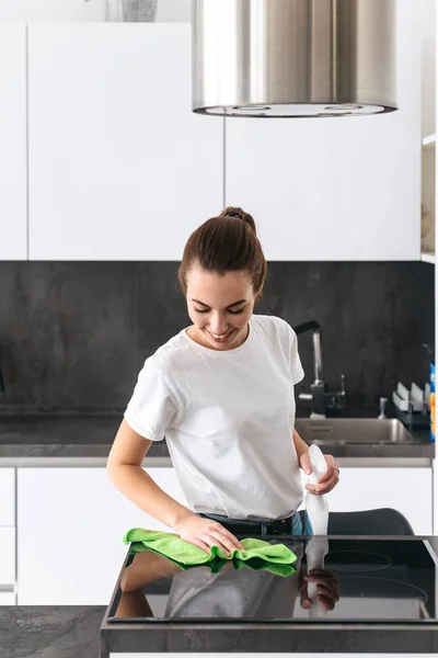 Attrayant jeune femme nettoyage cuisine — Photo