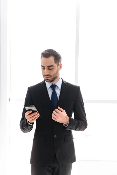 Confident young amn wearing suit — Stock Photo, Image